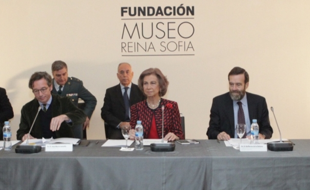 Su Majestad la Reina junto al secretario de Estado de Cultura y el presidente de la Fundación Museo Reina Sofía, durante la reunión